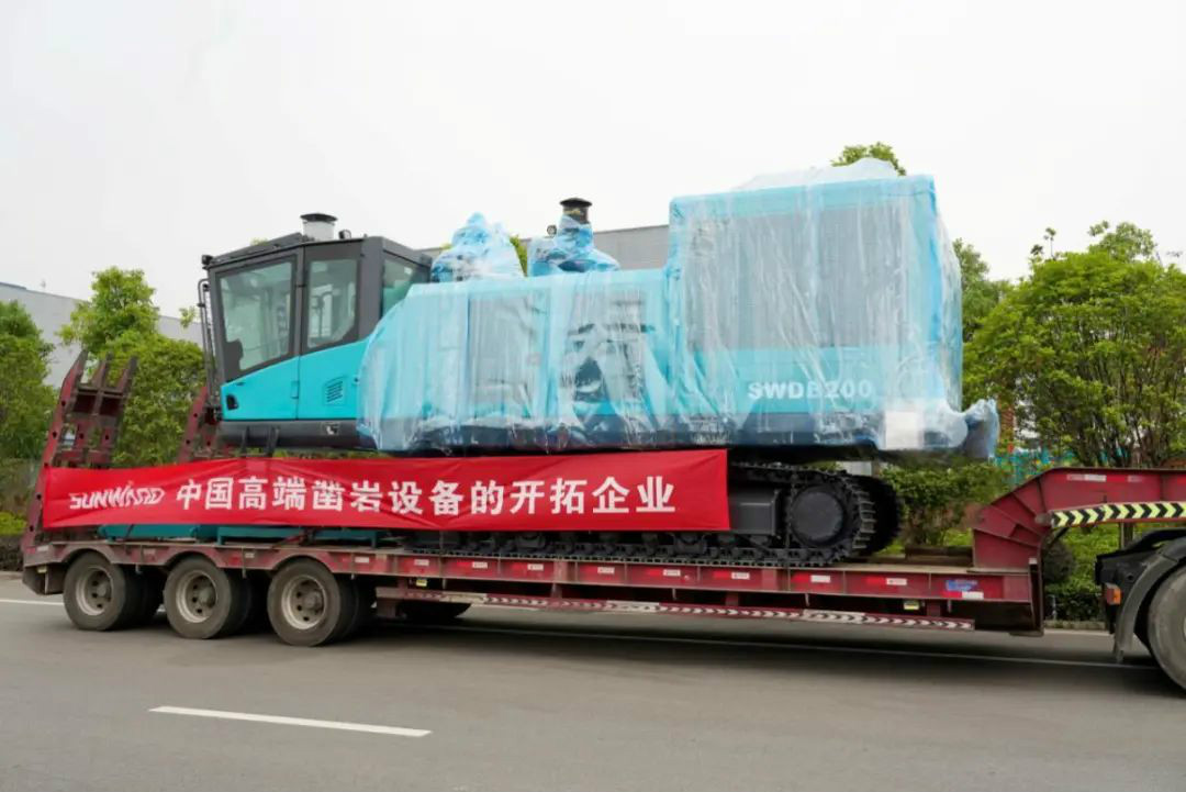山河智能大孔徑鑿巖設(shè)備批量出口中東
