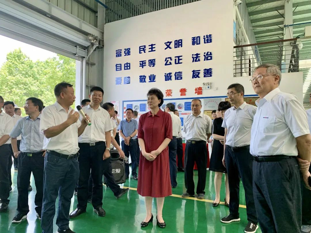 省委常委、統(tǒng)戰(zhàn)部部長黃蘭香考察調研山河科技