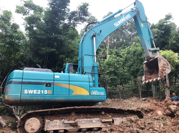 山河智能SWE 215E挖掘機(jī)是他的左膀右臂！