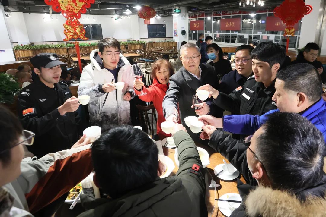 山河智能董事長(zhǎng)何清華與留廠員工一起過(guò)大年！
