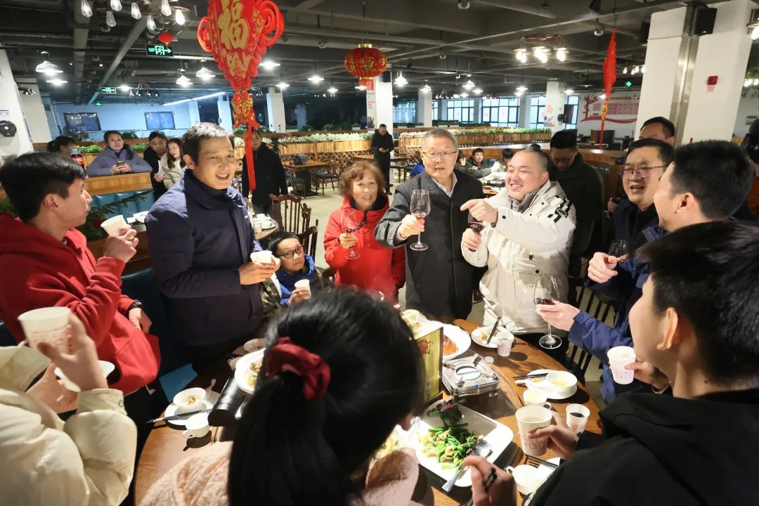 山河智能董事長(zhǎng)何清華與留廠員工一起過(guò)大年！