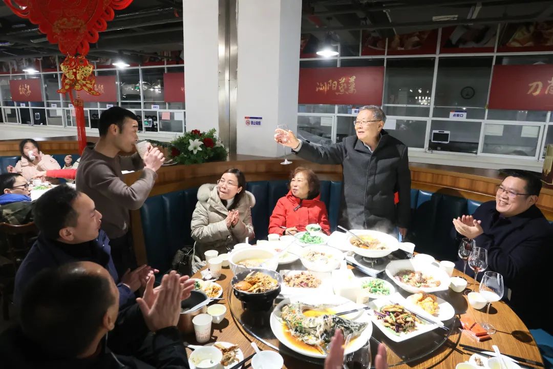 山河智能董事長(zhǎng)何清華與留廠員工一起過(guò)大年！