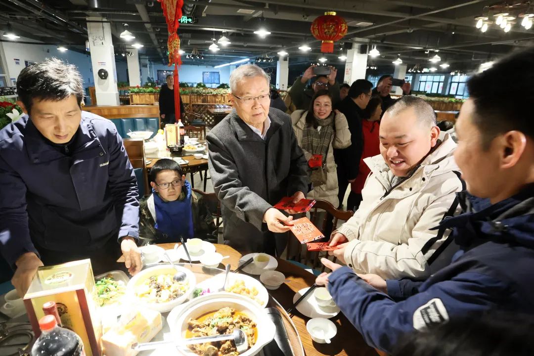 山河智能董事長(zhǎng)何清華與留廠員工一起過(guò)大年！