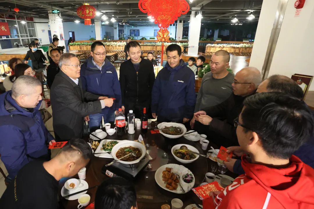 山河智能董事長(zhǎng)何清華與留廠員工一起過(guò)大年！