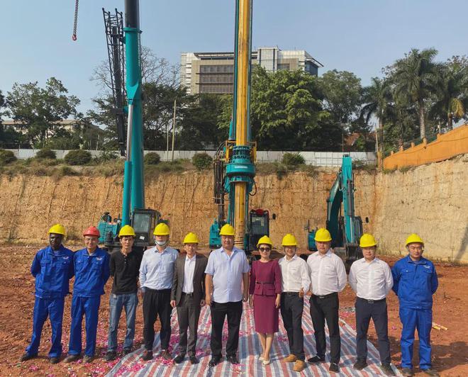 助力烏干達(dá)第一住宅高樓建設(shè)！山河智能再次出征非洲市場(chǎng)