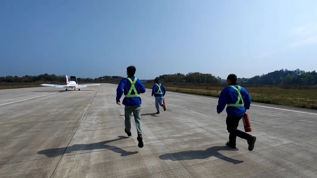 空地協(xié)同顯身手！湖南航空應(yīng)急救援隊(duì)山河機(jī)組開展特情處置應(yīng)急演練