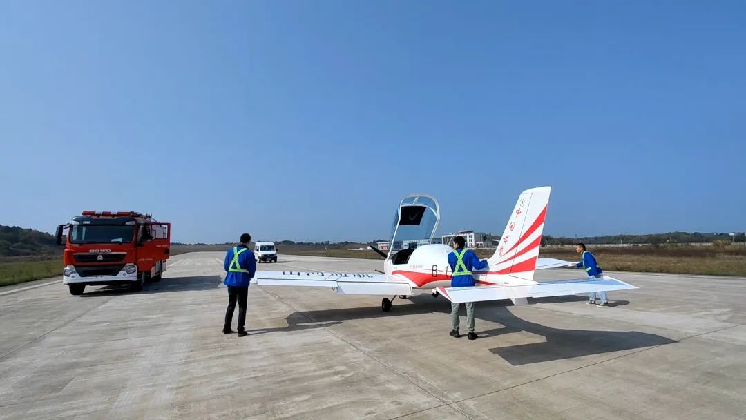 空地協(xié)同顯身手！湖南航空應(yīng)急救援隊(duì)山河機(jī)組開展特情處置應(yīng)急演練