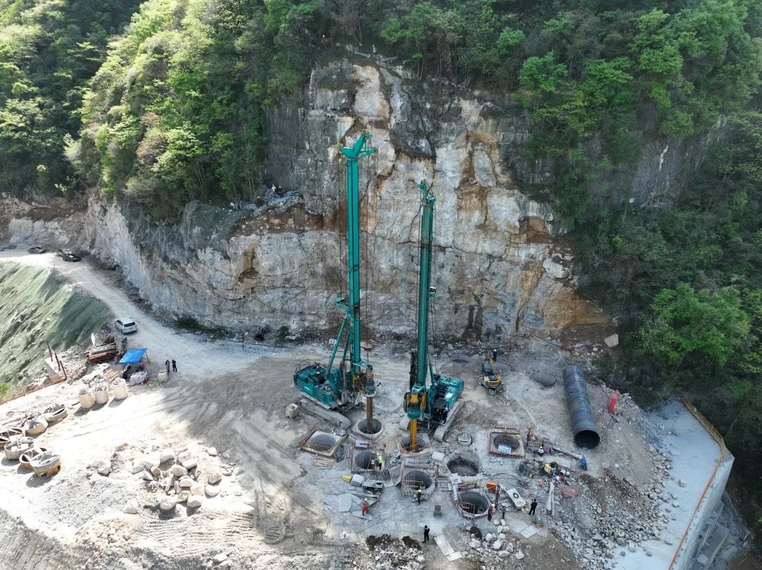 展現(xiàn)施工“奇效”！山河智能旋挖鉆機強勢助力爐慈高速公路建設(shè)