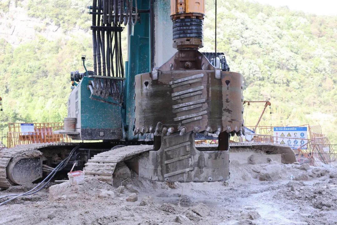 展現(xiàn)施工“奇效”！山河智能旋挖鉆機強勢助力爐慈高速公路建設(shè)