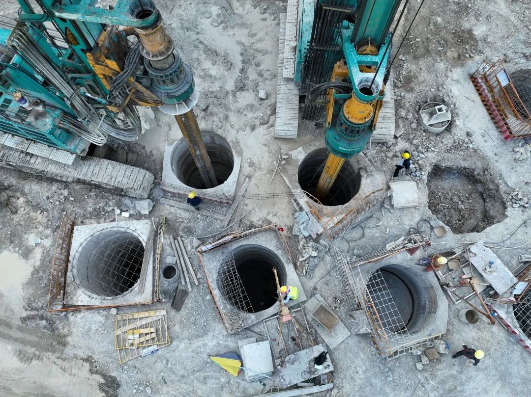 展現(xiàn)施工“奇效”！山河智能旋挖鉆機強勢助力爐慈高速公路建設(shè)