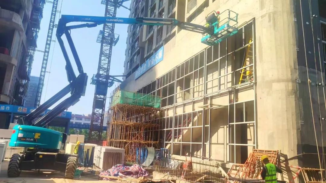 正式“上崗”！山河智能首臺電動曲臂式高空作業(yè)平臺入駐華南市場