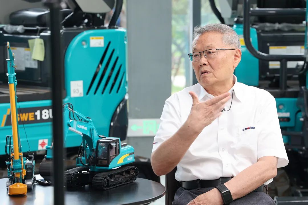 CGTN探廠！專訪山河智能董事長、首席專家何清華花絮來了
