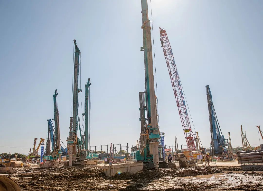 “山河綠”再現(xiàn)大灣區(qū)！山河智能旋挖鉆機(jī)組團(tuán)助建廣州白云機(jī)場項(xiàng)目