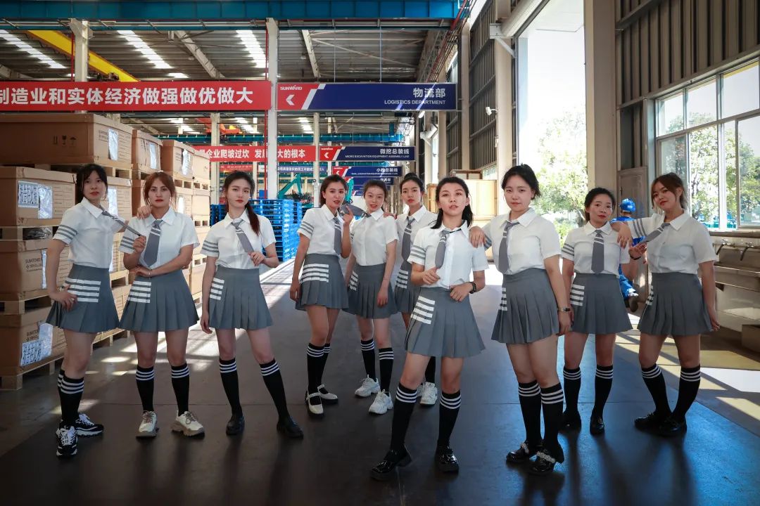 又酷又辣又炫！山河智能第二屆挖機(jī)寶貝來(lái)了