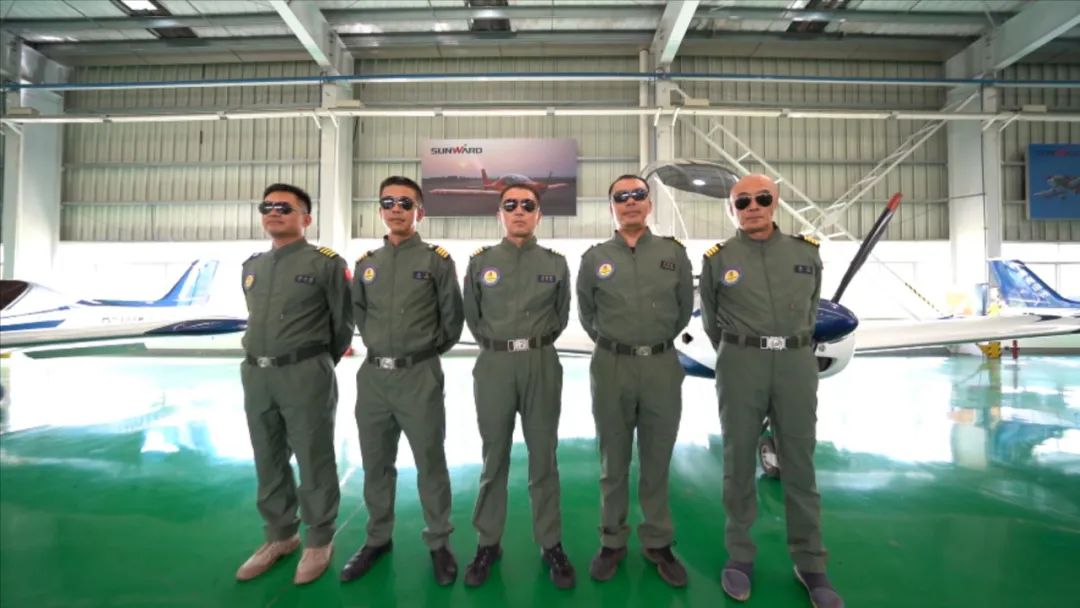 空中開花、大坡度盤旋、俯沖躍升……看山河飛行表演隊(duì)炫技2022湖南航展動(dòng)態(tài)展