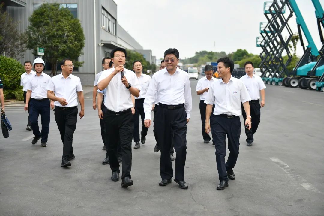 國(guó)家應(yīng)急管理部郭治武局長(zhǎng)一行考察山河智能無(wú)人化應(yīng)急救援裝備