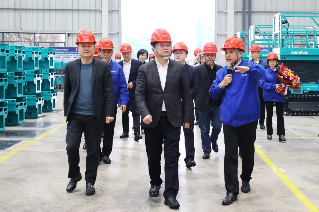 付旭明慰問山河智能市三八紅旗手并督導安全生產(chǎn)工作