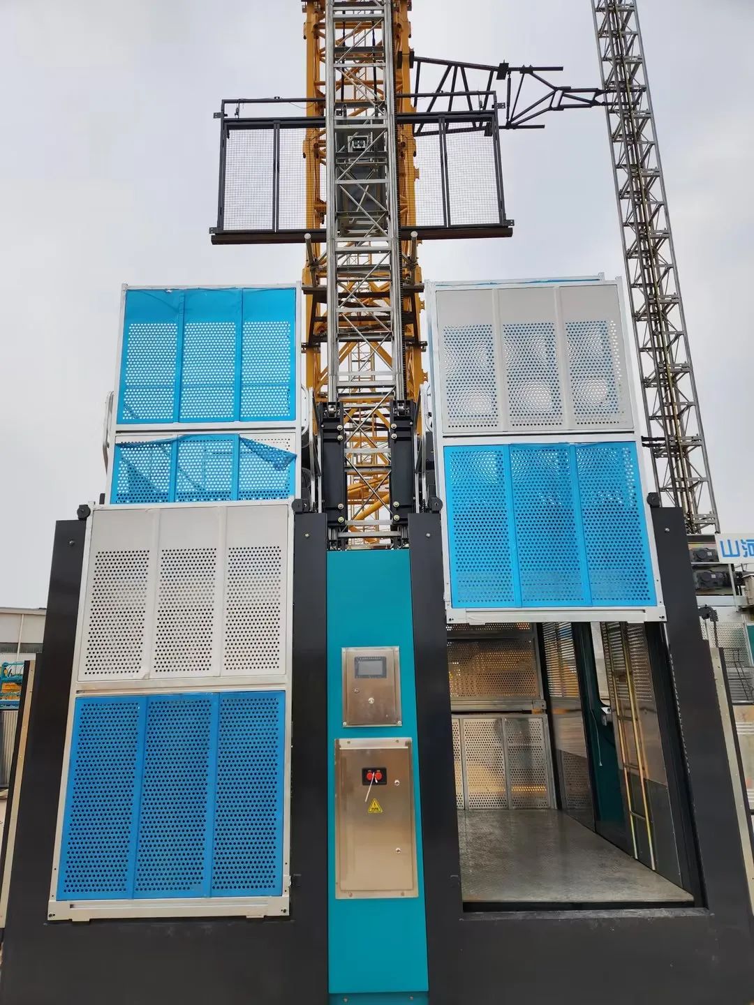 科技顯能、再添新品！山河江麓智能施工升降機成功下線