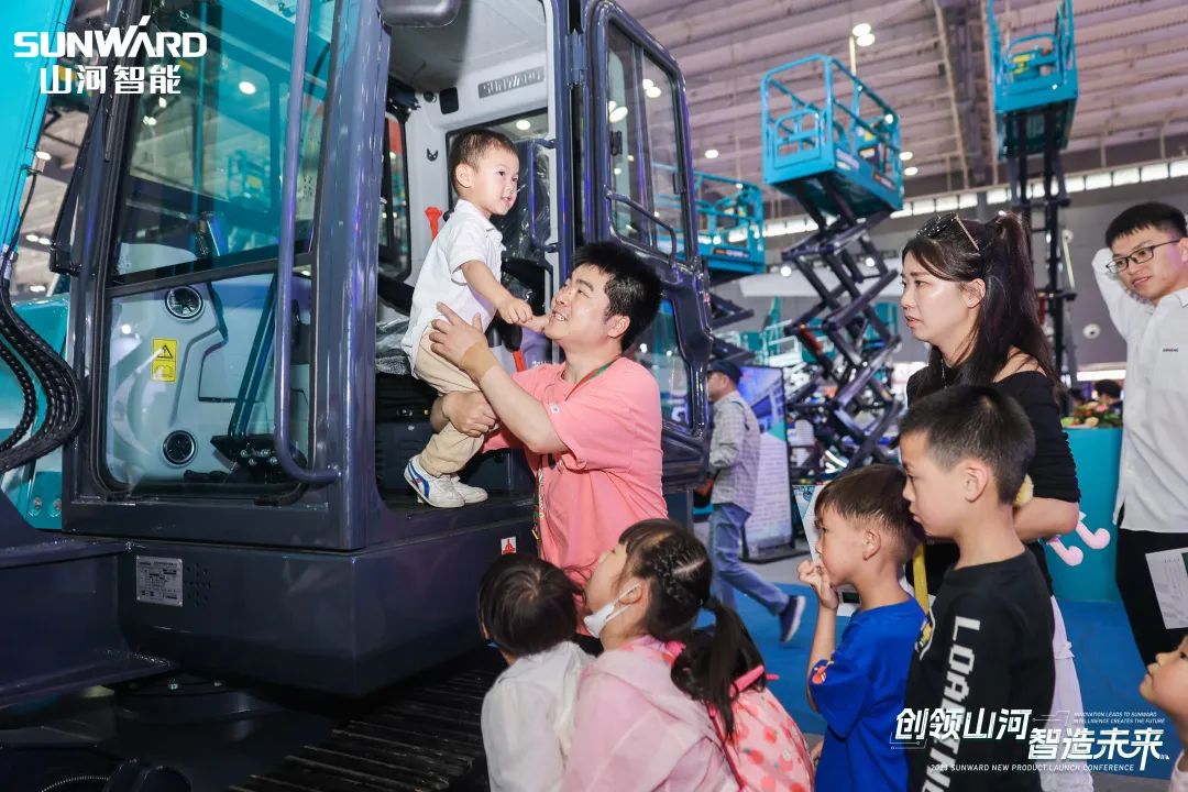 精品出擊、互動(dòng)不斷！山河智能F系列挖掘機(jī)閃耀長(zhǎng)沙展