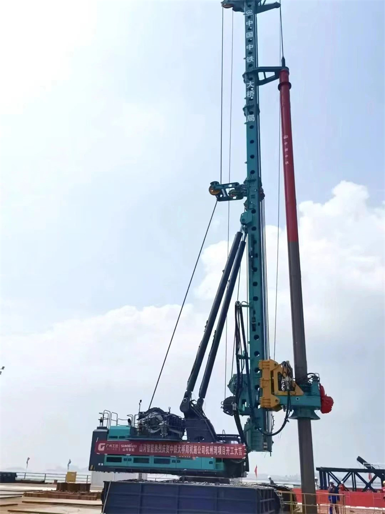 再戰(zhàn)世界級工程！山河智能超級旋挖鉆機(jī)SWDM800H助建杭州灣跨海鐵路橋項目