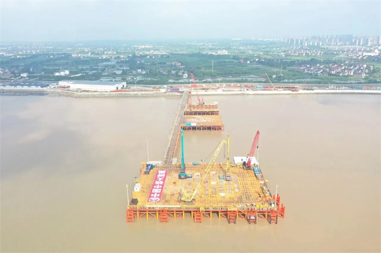 再戰(zhàn)世界級工程！山河智能超級旋挖鉆機(jī)SWDM800H助建杭州灣跨海鐵路橋項目