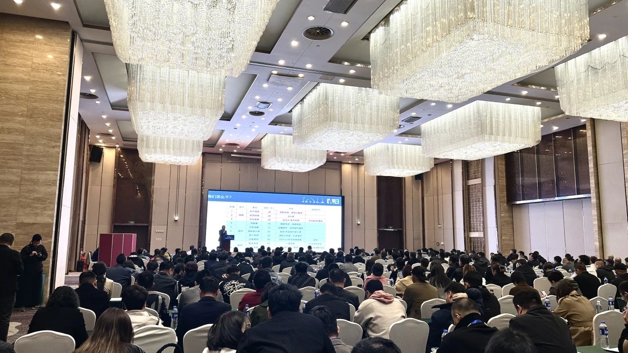 “爆品”來(lái)襲，簽單不斷！ 山河智能盛裝亮相第八屆全國(guó)高空作業(yè)平臺(tái)租賃大會(huì)