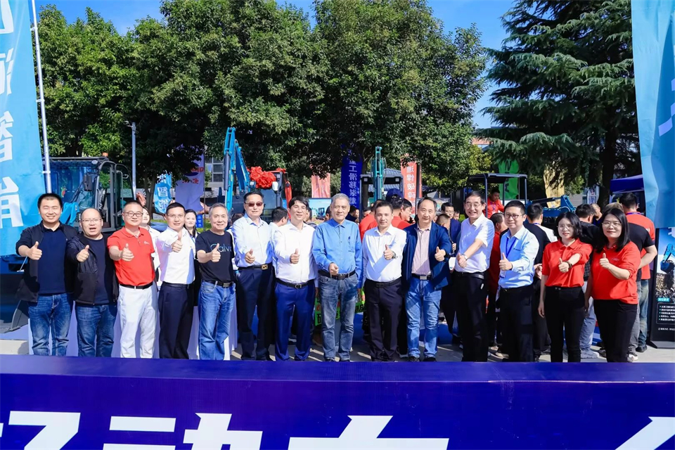 展現(xiàn)“掘”對(duì)實(shí)力！山河智能亮相2024微挖大會(huì)暨小型設(shè)備大會(huì)