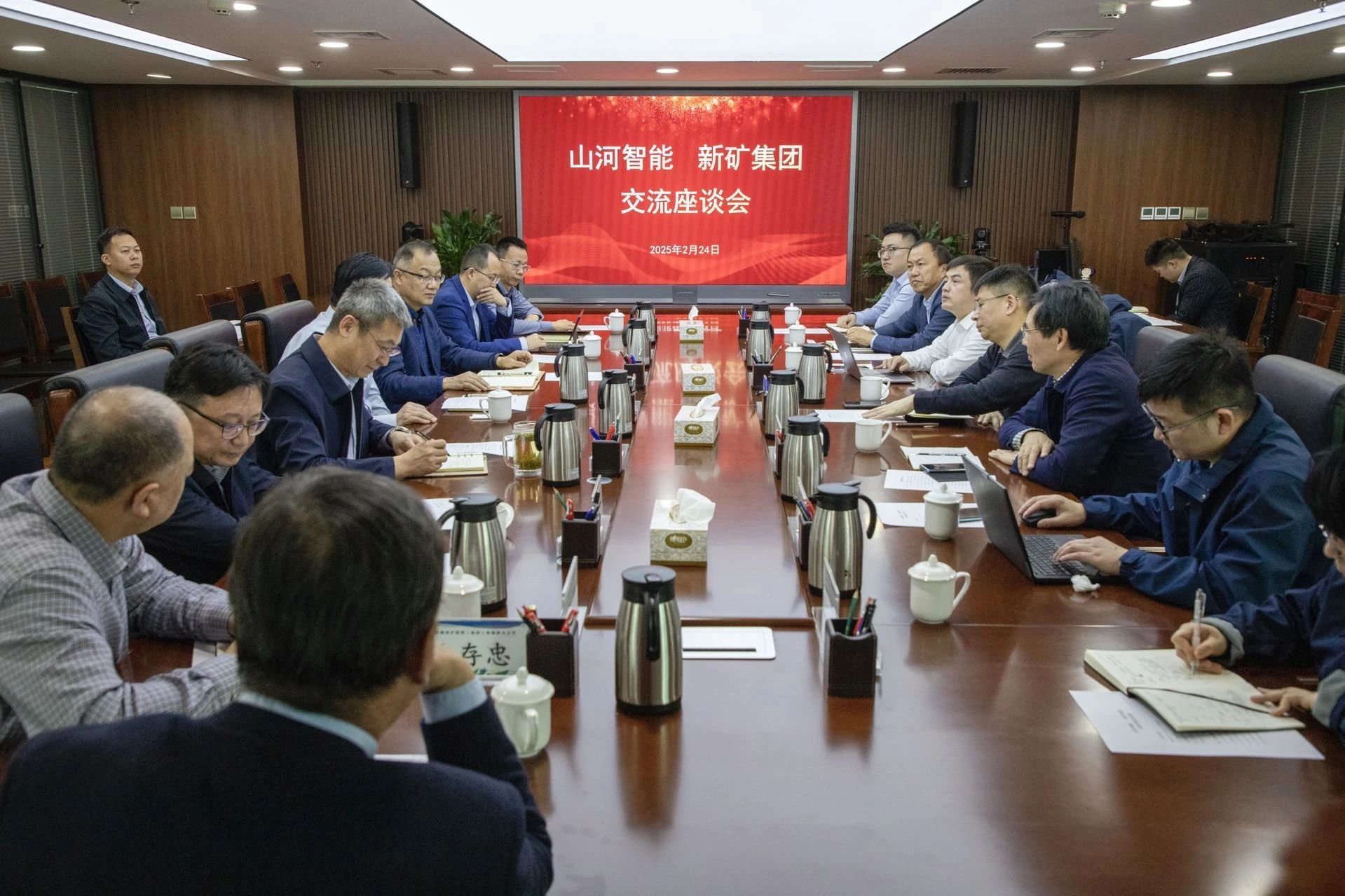 共筑智慧礦山，山河智能董事長付向東率隊(duì)赴新疆拜訪新礦集團(tuán)、八鋼礦業(yè)