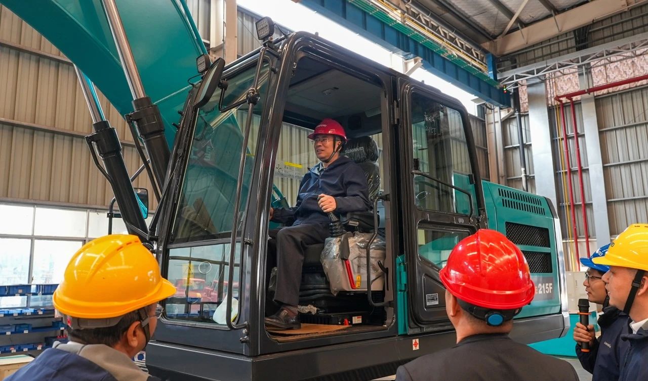 聚焦市場(chǎng)需求，山河智能三款精品工程液壓挖掘機(jī)成功下線