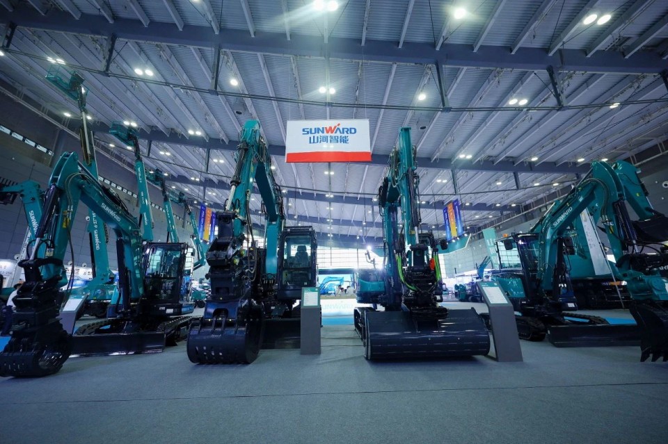 2025 CICEE | 從單一工具邁向多元化解決方案，山河智能呈現(xiàn)非凡挖掘機(jī)風(fēng)采