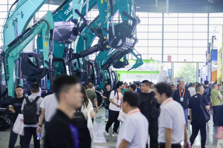 2025 CICEE | 打造極致精品化，山河智能挖掘機(jī)“圈粉”長沙展