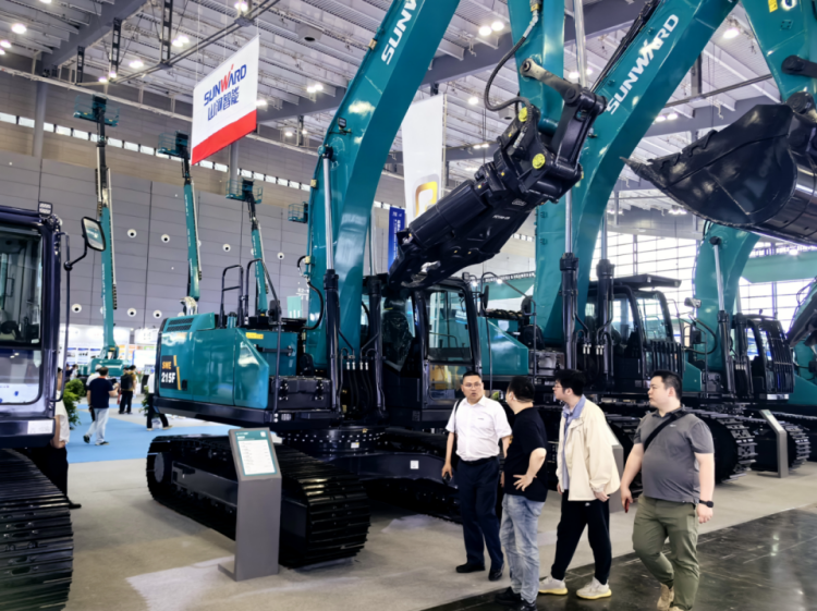 2025 CICEE | 打造極致精品化，山河智能挖掘機(jī)“圈粉”長沙展