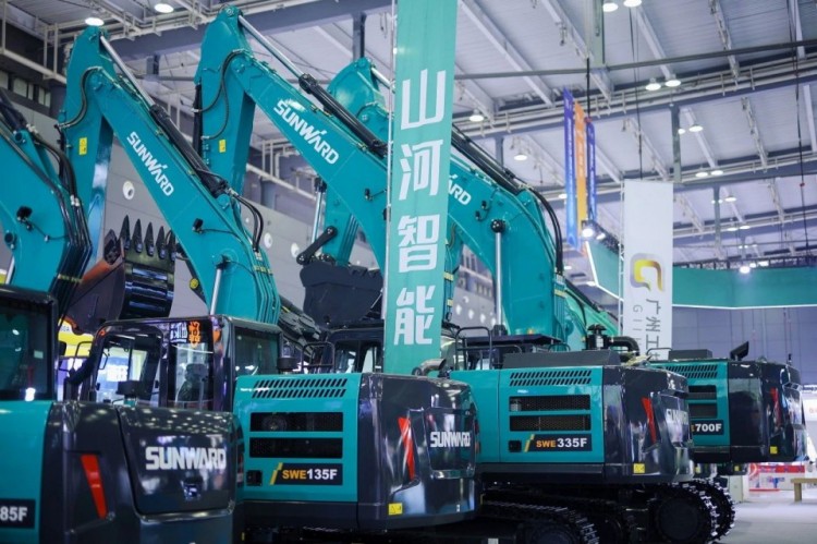 2025 CICEE | 打造極致精品化，山河智能挖掘機(jī)“圈粉”長沙展